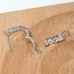 18K white gold diamond earrings, detail view
