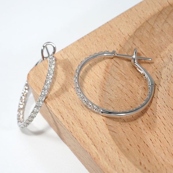 18K white gold diamond earrings, detail view