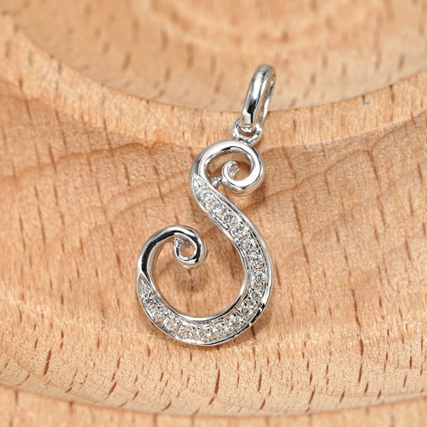 18K white gold diamond pendant, detail view