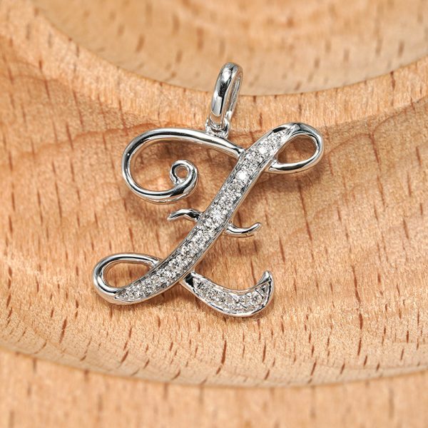 18K white gold diamond pendant, detail view